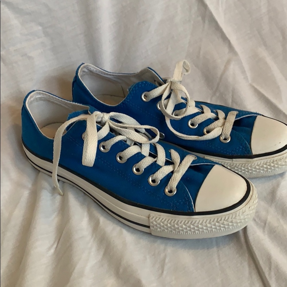 Electric blue converse!